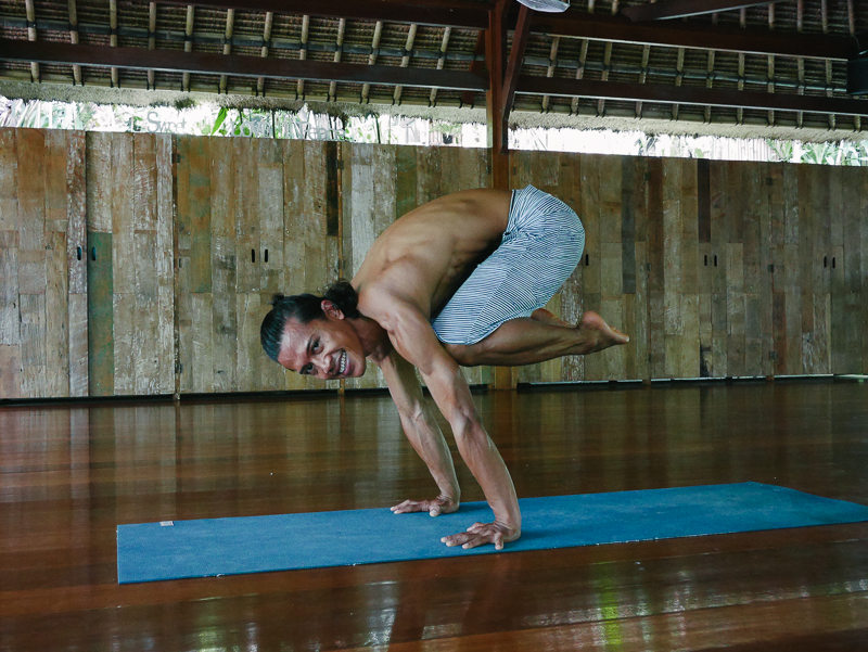 8 yoga crow madeira