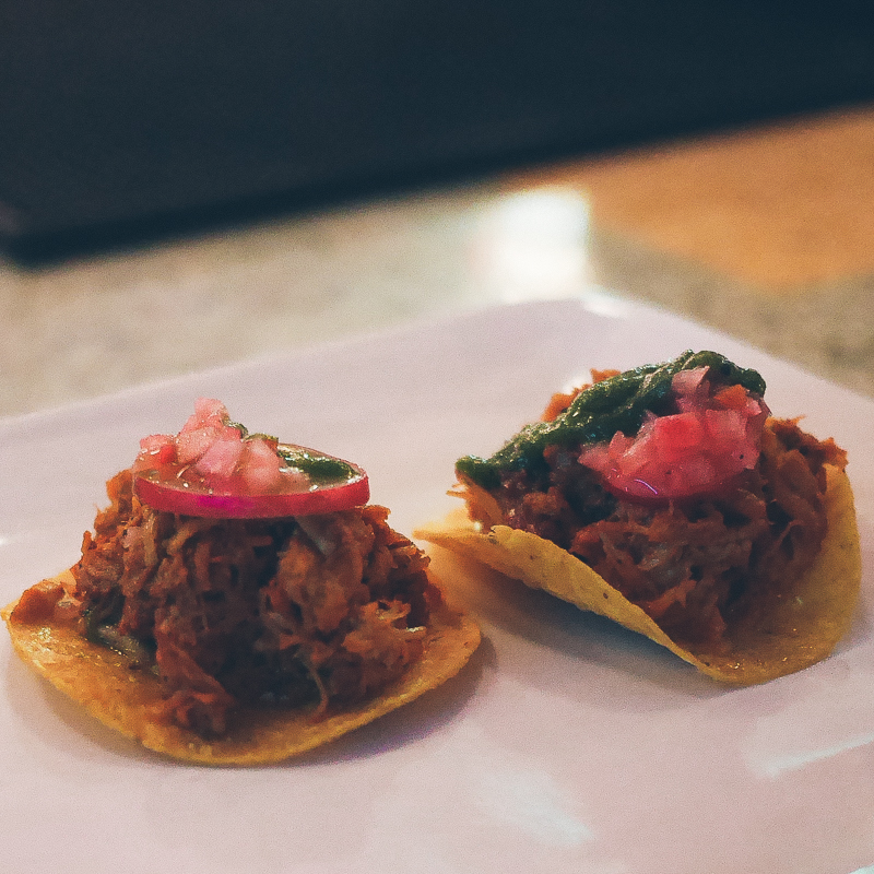 Motel Mexicola de cochinita tostada