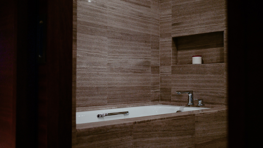 marco-polo-ortigas-room-bathroom-tub